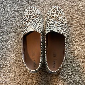 Women’s leopard toms